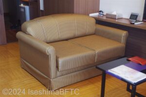 洋室トリプル（218号室）　エキストラベッドになるソファ