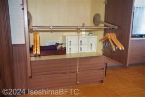 洋室トリプル（218号室）　クローゼットを開けたところ