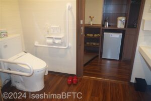洋室トリプル（218号室）　トイレを浴室側から見たところ