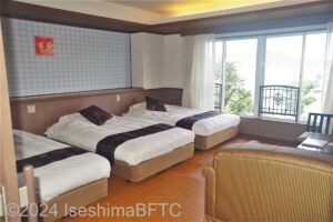 洋室トリプル（219号室）　室内入口から、左側のベッド3台と窓方向を見たところ