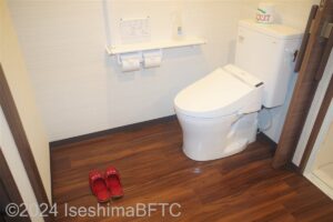 洋室トリプル（219・221号室）　トイレ　便器に向かって左側にL型手すりあり