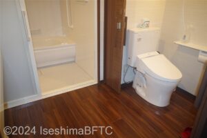 洋室トリプル（220号室）　トイレ　便器に向かって右側にL型手すりあり