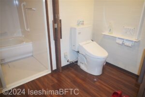 和洋室（222号室）　トイレと浴室入口