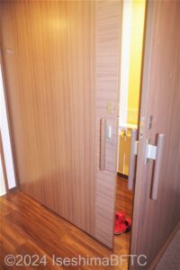 和洋室（222号室）　トイレ引戸を閉めたようす