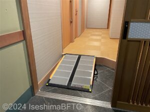 和洋スイート（1354号室）　入口の上がりかまちに簡易スロープを掛けたようす