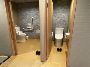 和洋スイート（1354号室）　右側に一般トイレ入口、左側に車いす対応トイレ入口