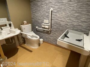 和洋スイート（1354号室）　車いす対応トイレ個室内のようす
