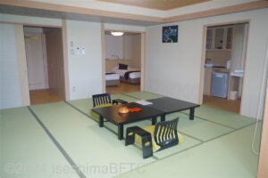 露天風呂付き和洋室　窓側からベッド方向を見たところ
