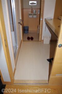 和洋室　洗面所と、トイレ入口