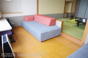 きしゅん亭和室　ソファスペースへの段差