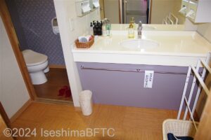 きしゅん亭和室　洗面台と、トイレ入口