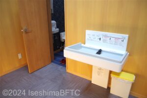 嬉春亭男性用大浴場　ベビーシートと、脱衣所トイレ入口
