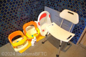 嬉春亭男性用大浴場　シャワーチェアや浴室用マットなどの備品