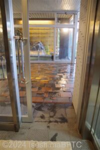 嬉春亭男性用大浴場　浴室入口2