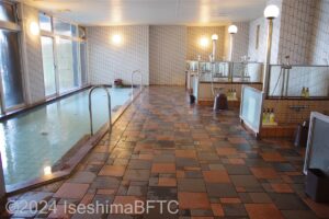 嬉春亭男性用大浴場　浴室内のようす