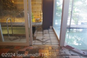 嬉春亭男性用大浴場　露天風呂入口