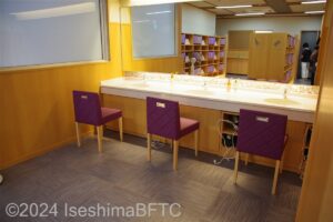 嬉春亭女性用大浴場　脱衣所の洗面
