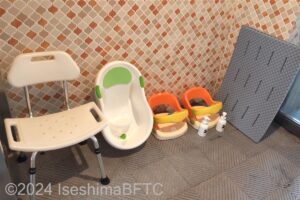 嬉春亭女性用大浴場　シャワーチェアや浴室用マットなどの備品