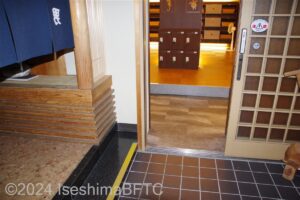 南館男性用大浴場　入口手前の下り階段と、入口自動ドア