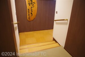 南館女性用大浴場　脱衣所への下り階段