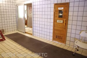南館女性用大浴場　浴室入口周辺を浴室側から見たところ