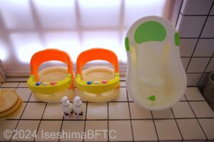 南館女性用大浴場　ベビーバスや幼児用バスチェアなどの備品