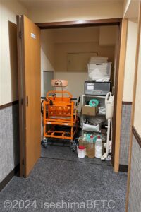 風水家族風呂　収納されている浴室リフト用車いす