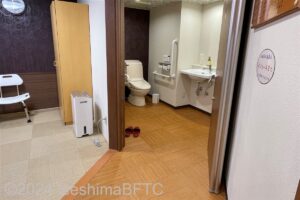 風水家族風呂　脱衣所内トイレ入口