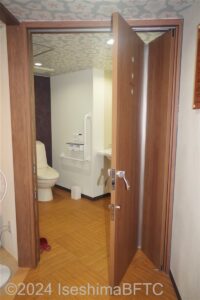 風水家族風呂　脱衣所内トイレ折れ戸