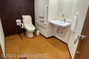 風水家族風呂　脱衣所内トイレ内部