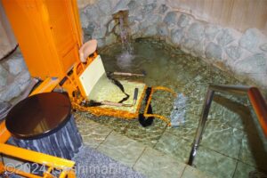 風水家族風呂　いすが浴槽に沈んだようす