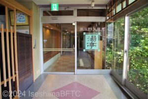 風水貝殻風呂への通路入口にある自動ドア