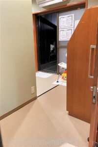 風水貝殻風呂　入口から脱衣所への通路