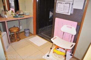 風水貝殻風呂　脱衣所のようすと、浴室入口