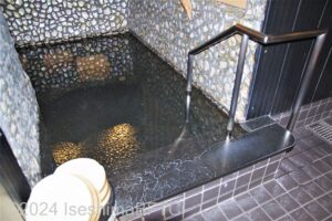 風水貝殻風呂　手すりと中段付きの浴槽