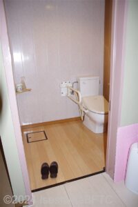 風水貝殻風呂　脱衣所内トイレ入口