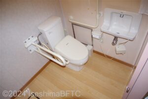 風水貝殻風呂　脱衣所内トイレ内部