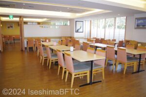 しんわダイニング　大空間のテーブル席