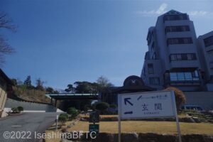 駐車場から建物を見上げたところ