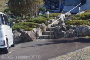 駐車場から建物入口への階段
