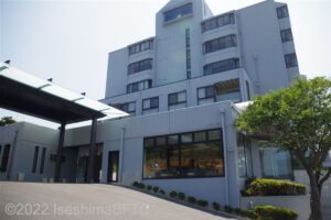 建物入口への急な坂