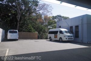 入口前の駐車スペース