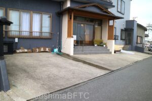 建物前駐車場