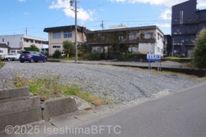 建物裏の駐車場