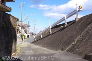 裏の駐車場から宿への坂道