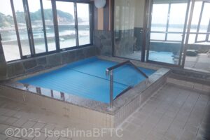 女性用大浴場　浴槽と、浴室からの景色