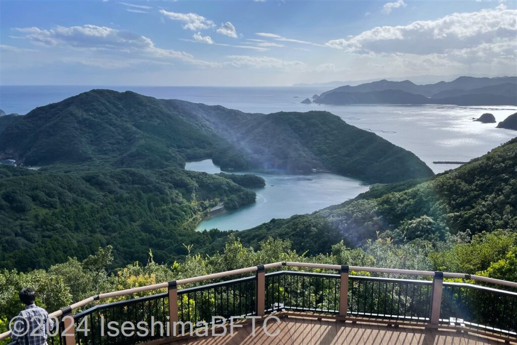 鵜倉園地の「見江島展望台」から見えるハートの入り江