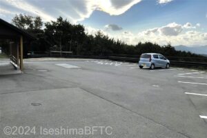 駐車場のようす。舗装されていて広い。