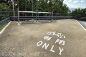 自転車専用スタンドのようす。地面には自転車の絵と専用オンリーと書かれている。