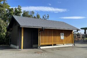 トイレ棟の外観。全面は格子状の木の壁になっていて、暖かさがある建物。